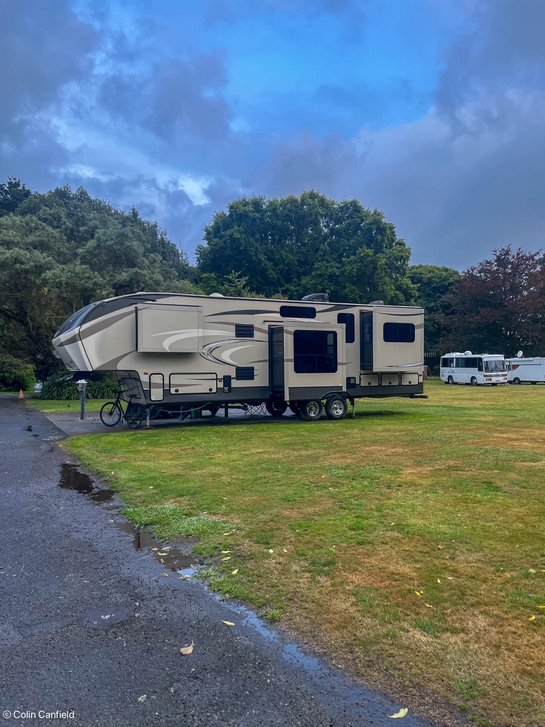 Semi-trailer camper